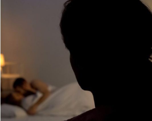 Evo kako da proverite da li vas partner vara bez da pipnete njegov telefon: Trik od 30 sekundi