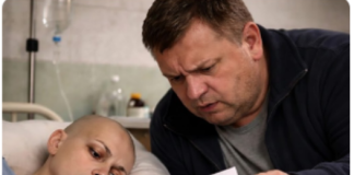 Kada je muž donio dokumente o razvodu na odjeljenje intenzivne njege i stavio pero u ruku svoje supruge, bio je uvjeren da će sve biti gotovo za nekoliko sekundi. Ali kada je vidio šta je ona napisala na papiru, potpuno se ukočio…