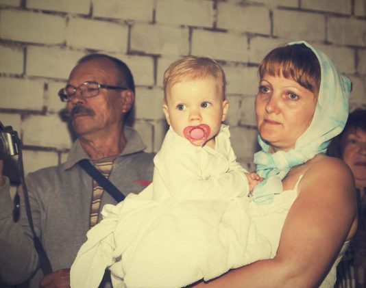 “Svekrva je zahtevala da uradimo DNK test za sina jer je ličio na komšiju, a ne na oca: Kad su stigli rezultati, zanemela je od šoka”