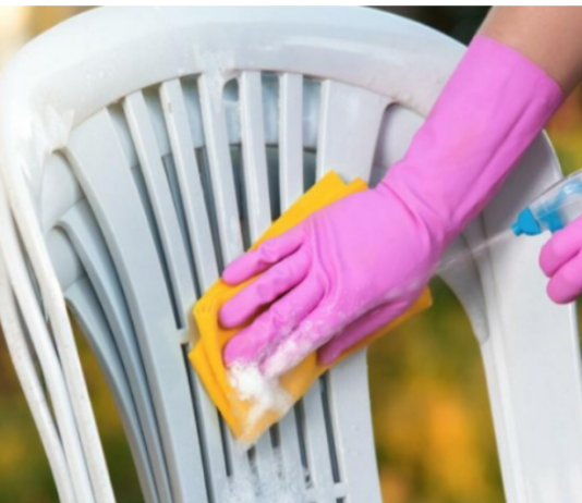 Kako najlakše očistiti bele plastične stolice? Trikovi uz koje će se blistati kao da su sada stigle iz fabrike