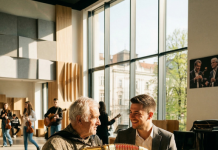 Učio je siromašnog dečaka da svira na staroj harmonici, a 10 godina kasnije taj dečak se pojavio na njegovom pragu sa poklonom koji mu je promenio život