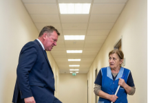 Direktor je šutnuo kofu stare čistačice jer mu je “uprljala cipele”: Nedelju dana kasnije, u bolnici je saznao ko mu je spasio život