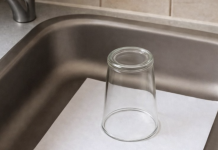 Nećete verovati šta se dešava ako ostavite okrenutu čašu i parče papira u sudoperi pre odmora