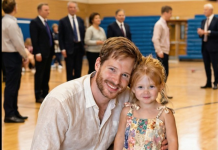 Bogata majka ih je ismejavala… a istina je eksplodirala pred celom školom