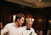 Sin ponizio konobara u restoranu pred devojkom