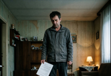 Rođena deca su stavila papire pred staru majku, a kada je shvatila šta traže od nje srušila se na pod