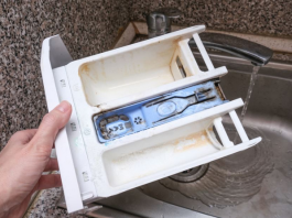 Mnogi ne znaju da postoji skriveno dugme na veš mašini za čišćenje fioke: Nakon ovog vam više neće zaudarati veš nakon pranja