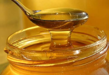 Evo zašto treba jesti kašičicu meda pre spavanja: 3 razloga stručnjaka koji vas mogu preporoditi