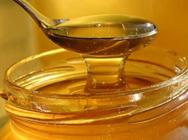 Evo zašto treba jesti kašičicu meda pre spavanja: 3 razloga stručnjaka koji vas mogu preporoditi