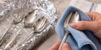 Trik s aluminijskom folijom od 5 minuta koji može učiniti da potamnjeli pribor za jelo ponovo zablista