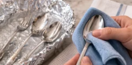 Trik s aluminijskom folijom od 5 minuta koji može učiniti da potamnjeli pribor za jelo ponovo zablista