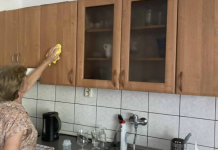 Masnoća i prljavština sa kuhinjskog pulta bukvalno nestaju pred vašim očima: Sobarica vam je pokazala savršen trik kako u tren oka očistiti čak i vrlo zapuštenu liniju!