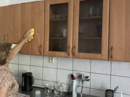 Masnoća i prljavština sa kuhinjskog pulta bukvalno nestaju pred vašim očima: Sobarica vam je pokazala savršen trik kako u tren oka očistiti čak i vrlo zapuštenu liniju!