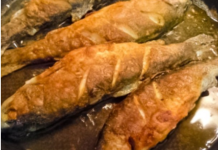 Kuhari ribu ne stavljaju u brašno, UVALJAJU JE U OVU NAMIRNICU: Ulje nikad ne prska, a ukus je bolji 10 puta