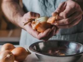 Ne bacajte ljuske od crnog luka: Evo šta su bake u Jugoslaviji radile s njima, zdravlje će vam biti zahvalno