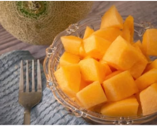 SVE ZDRAVSTVENE PREDNOSTI DINJE: Čuva srce, snižava krvni pritisak, ali jednoj grupi ljudi se ne preporučuje