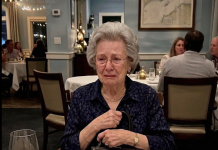 Ostavili su baku samu s računom — ali su naučili lekciju