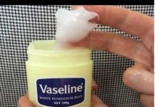 NAMAZALA JE UHO VAZELINOM I SAČEKALA PAR MINUTA Kad vidite rezultat, iste minute ćete uraditi isto