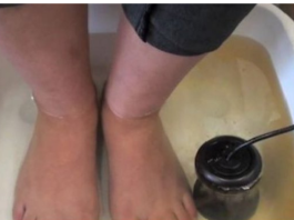 NEVJEROJATNI REZULTATI NAMAKANJA STOPALA U JABUČNOM OKTU: ISPROBAJTE OVU JEDNOSTAVNU METODU