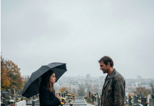 Godinu dana je slala poruke na očev stari broj, lečeći tugu. Jedne kišne noći, stigao je odgovor koji joj je zaledio krv u žilama i promenio život