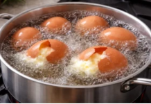 Evo zašto vam USKRŠNJA JAJA PUCAJU prilikom kuvanja: Greške koje svi prave i TRIKOVI kako da to izbegnete