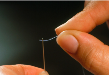 Četiri MILIONA ljudi ZAPREPASTIO je snimak koji pokazuje da cijeli život POGREŠNO uvlače konac u iglu! A možemo to da uradimo za SEKUND i to SMIJEŠNO lako