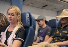 U avionu je jedan mladi muškarac stavio svoju prljavu i užasno smrdljivu nogu pravo na moje sjedište. Nekoliko puta sam ga zamolila da je skloni, ali sam na kraju shvatila da lijep način ne razumije, pa sam odlučila da mu dam ozbiljnu lekciju