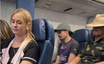 U avionu je jedan mladi muškarac stavio svoju prljavu i užasno smrdljivu nogu pravo na moje sjedište. Nekoliko puta sam ga zamolila da je skloni, ali sam na kraju shvatila da lijep način ne razumije, pa sam odlučila da mu dam ozbiljnu lekciju