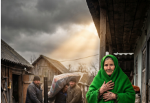 Starica je dala svoju ušteđevinu za sahranu komšiji da mu ne isključe struju: Selo joj se smejalo što će ‘umreti kao pas’, sve dok pred njenu straćaru nije stigao kamion sa novim nameštajem