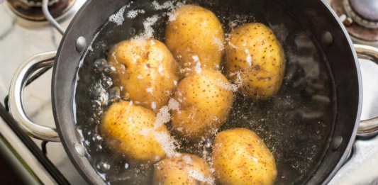 Greška koju svi pravimo kad kuhamo krompir: Zbog ovoga gubi ukus i raspada se