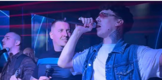 Pjevač otkrio da boluje od rijetke i teške bolesti: Imao je ove simptome, a onda su mu otkazale noge