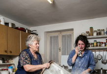 Svekrva i snaja se žestoko posvađale oko mešenja česnice, a onda su u ponoć zajedno plakale nad tepsijom