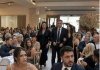Moji roditelji pojavili su se na mom vjenčanju odjeveni kao za sprovod, samo da me ponize… ali nisu imali pojma da je moj muž pred 180 uzvanika već pripremio njihov pad.