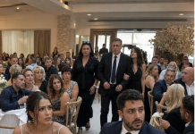 Moji roditelji pojavili su se na mom vjenčanju odjeveni kao za sprovod, samo da me ponize… ali nisu imali pojma da je moj muž pred 180 uzvanika već pripremio njihov pad.