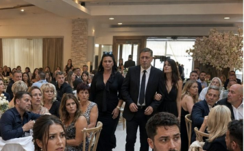 Moji roditelji pojavili su se na mom vjenčanju odjeveni kao za sprovod, samo da me ponize… ali nisu imali pojma da je moj muž pred 180 uzvanika već pripremio njihov pad.