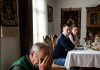 Sin je terao starog oca da jede sam u ćošku iz drvene činije, a onda mu je njegovo dete priredilo lekciju od koje je zanemeo