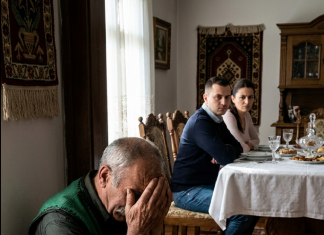 Sin je terao starog oca da jede sam u ćošku iz drvene činije, a onda mu je njegovo dete priredilo lekciju od koje je zanemeo
