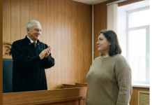 Na razvodu braka, Marina je, uz smeh svog muža, mirno predala svu svoju imovinu njemu. Ali kada je sudija shvatio razlog njenog postupka, aplaudirao joj je ustajući
